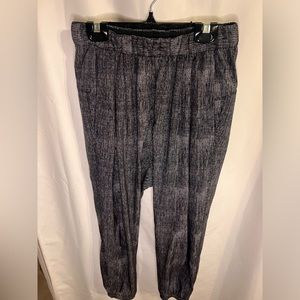 Lululemon Rollin' With My Omies Pant
Burlap Texture Black Dune / Black Size 4